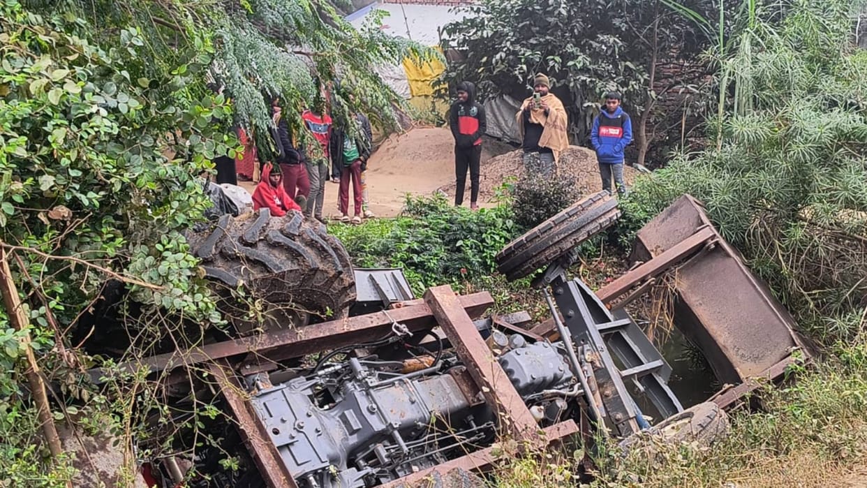 Bihar News Uncontrolled tractor overturned on side of road in Rohtas driver died after being crushed under it