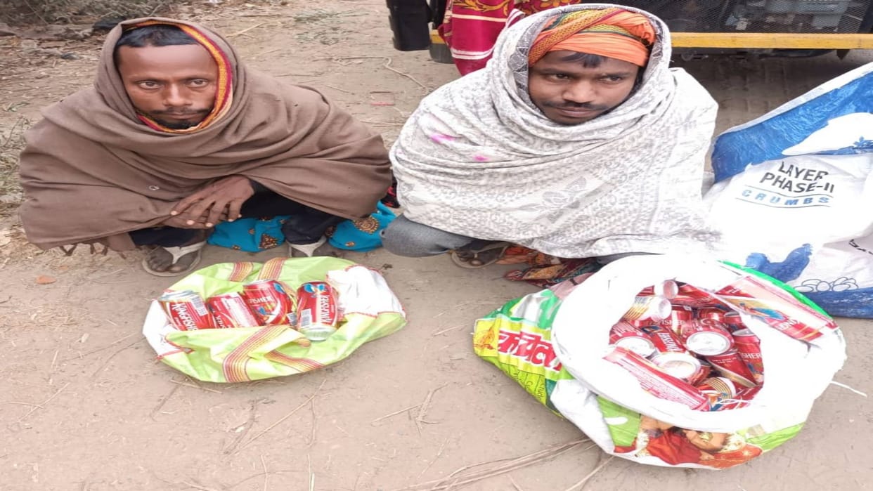 Bihar News New game of smuggling in Buxar women were carrying liquor hidden in bundles police caught them