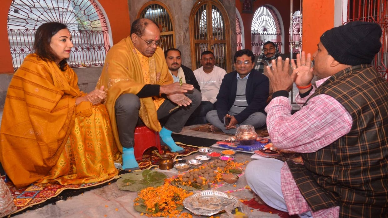 Bihar News Former Mauritius President Rajeshwar Purryag performed Pind Daan Gaya offered water in Falgu river