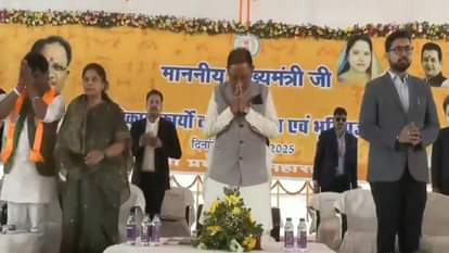 बीजापुर में बलिदान हुए जवानों को श्रद्धांजलि देते सीएम साय