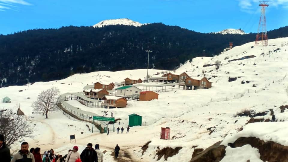 Uttarakhand Weather Update snowfall in Badrinath Hemkund Sahib Auli buzzing with tourists See Photos