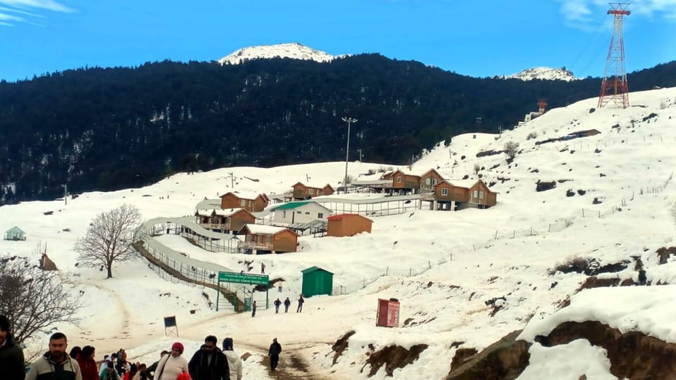 Uttarakhand Weather Update snowfall in Badrinath Hemkund Sahib Auli buzzing with tourists See Photos