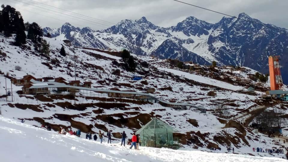 Uttarakhand Weather Update snowfall in Badrinath Hemkund Sahib Auli buzzing with tourists See Photos