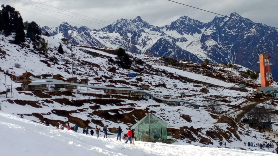 Uttarakhand Weather Update snowfall in Badrinath Hemkund Sahib Auli buzzing with tourists See Photos