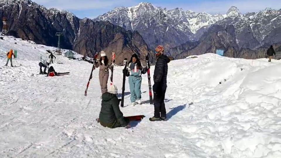 Uttarakhand Weather Update snowfall in Badrinath Hemkund Sahib Auli buzzing with tourists See Photos