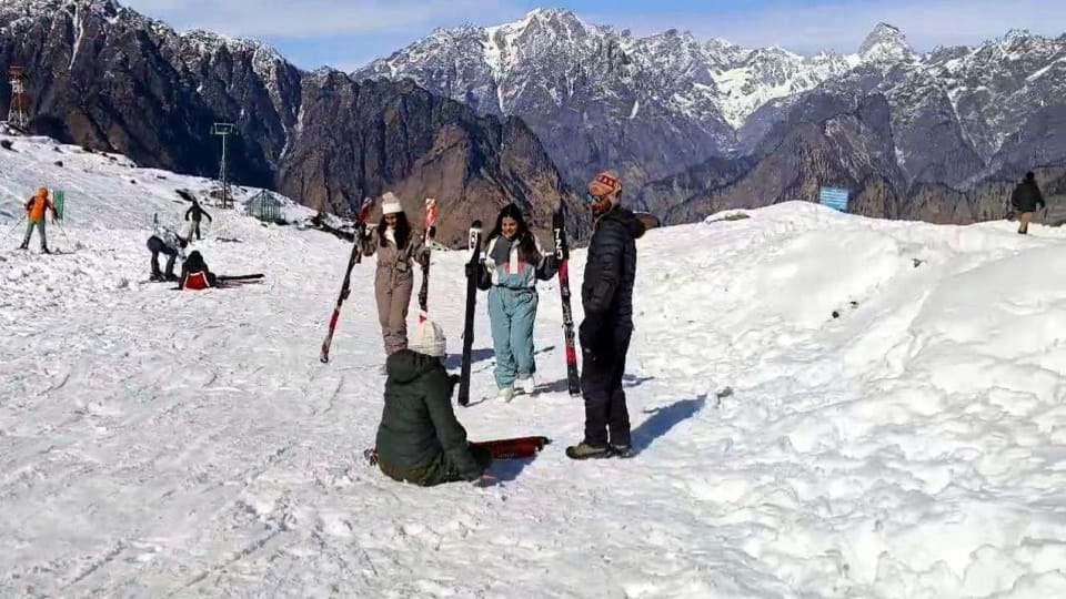 Uttarakhand Weather Update snowfall in Badrinath Hemkund Sahib Auli buzzing with tourists See Photos