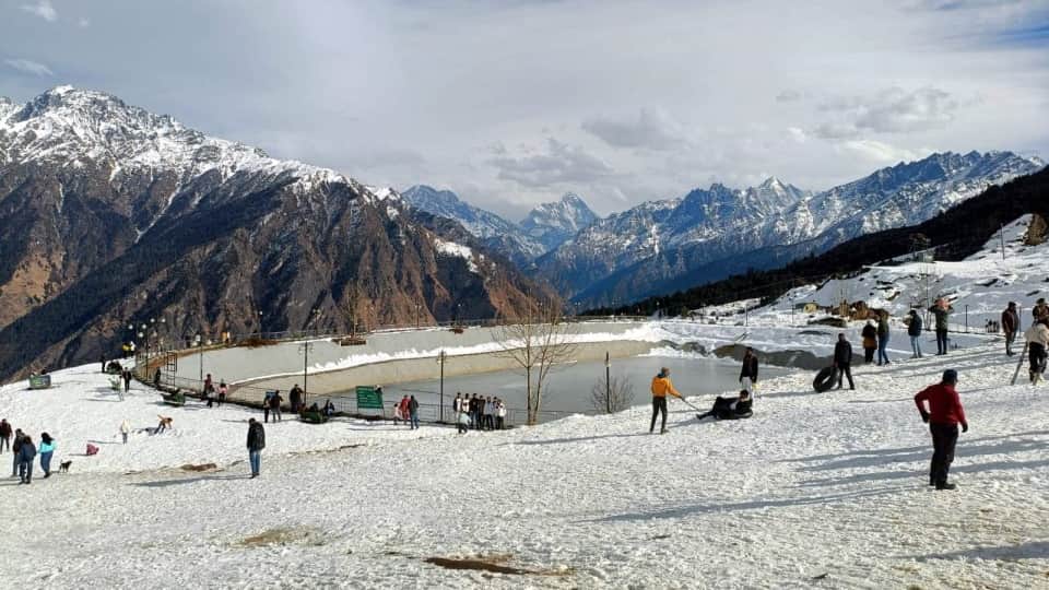 बर्फ से ढका औली