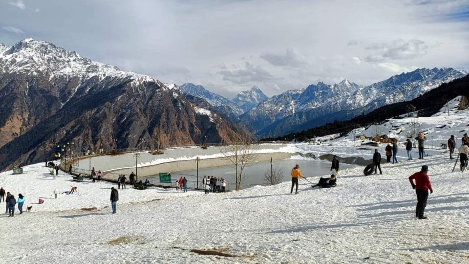 Uttarakhand Weather Update snowfall in Badrinath Hemkund Sahib Auli buzzing with tourists See Photos
