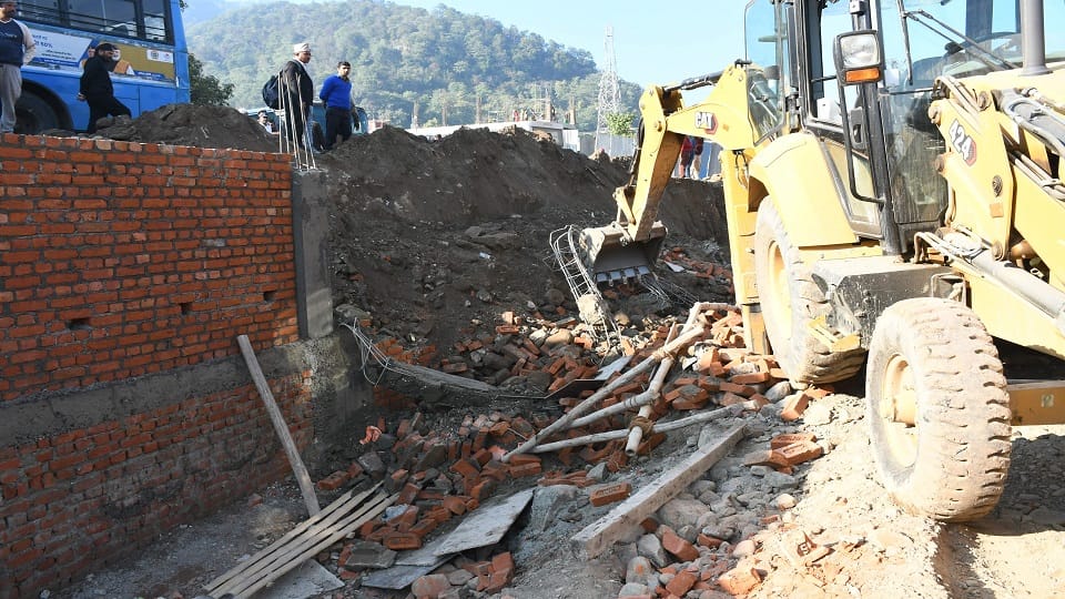 Uttarakhand News: Female laborer buried under debris for half an hour in haldwani