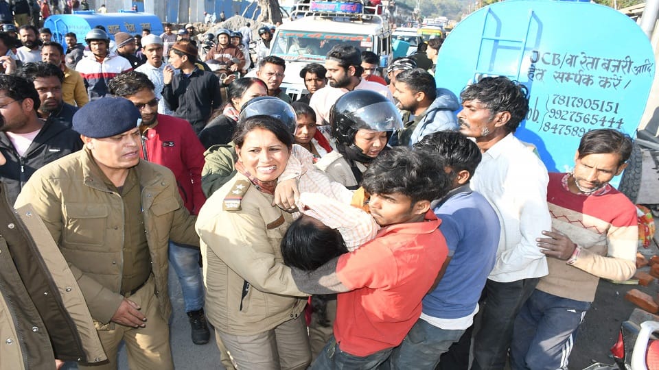 Uttarakhand News: Female laborer buried under debris for half an hour in haldwani