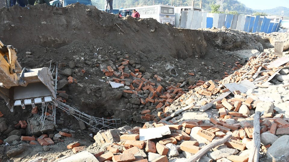 Uttarakhand News: Female laborer buried under debris for half an hour in haldwani