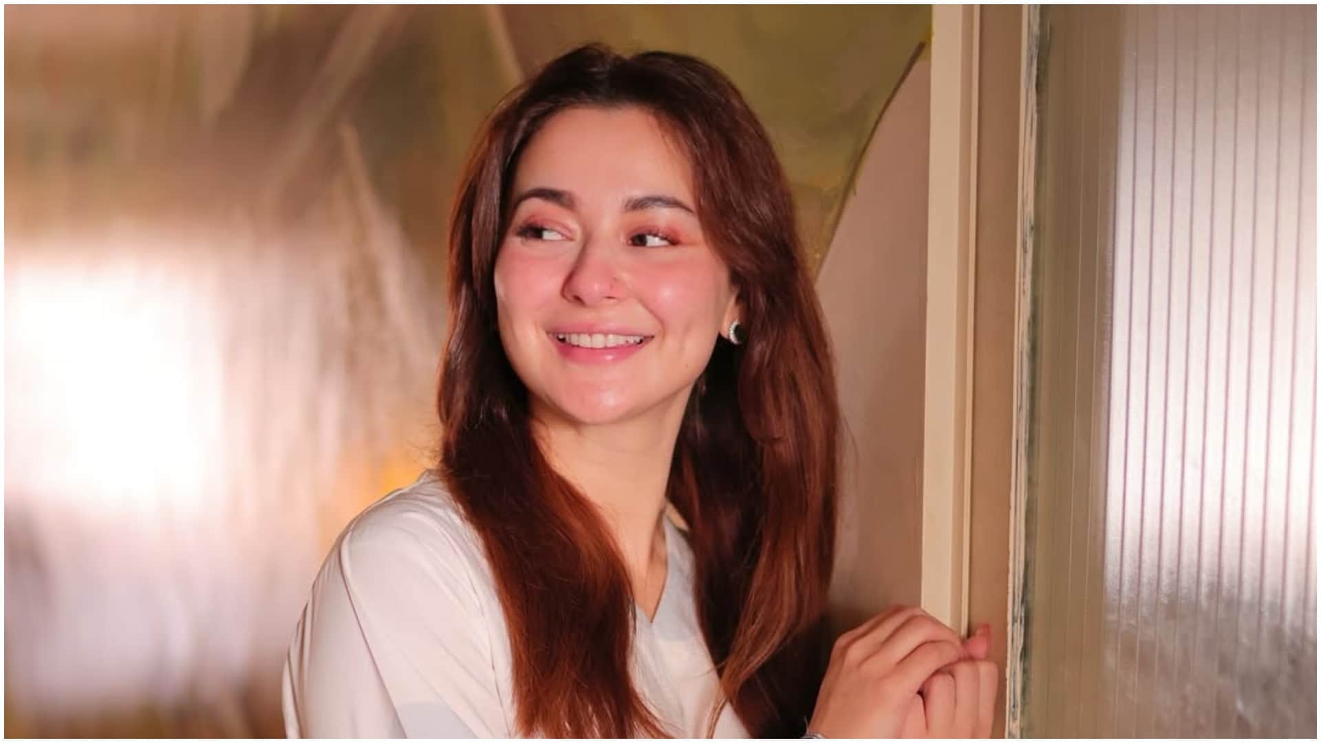 Pakistani actress hania amir dance on chikni chameli in saree shared video users comment badshah name