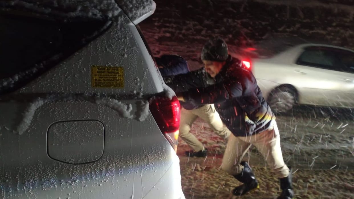 Snowfall in upper Shimla and hailstorm in the capital stopped the wheels of vehicles