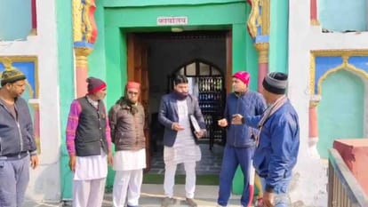 कार्यालय पहुंचे नई कमेटी के सदस्य।