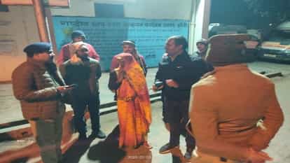 Jhansi: खेत से लौट रहे किसान की कुल्हाड़ी मारकर हत्या, मेडिकल कॉलेज में परिजनों ने किया हंगामा, आरोपी फरार Farmer returning from the field was killed with an axe family members created a ruckus in the medical college