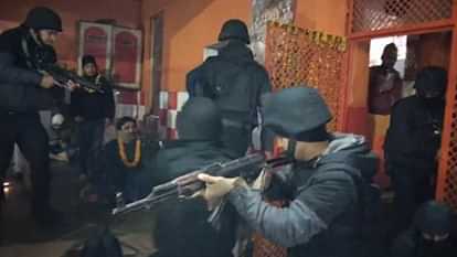 Mahakumbh : बंधवा हनुमान मंदिर में घुसे चार आतंकी, महंत को बनाया बंधक, तीन आतंकी ढेर Four terrorists entered Bandhwa Hanuman temple, took Mahant hostage, three terrorists killed.