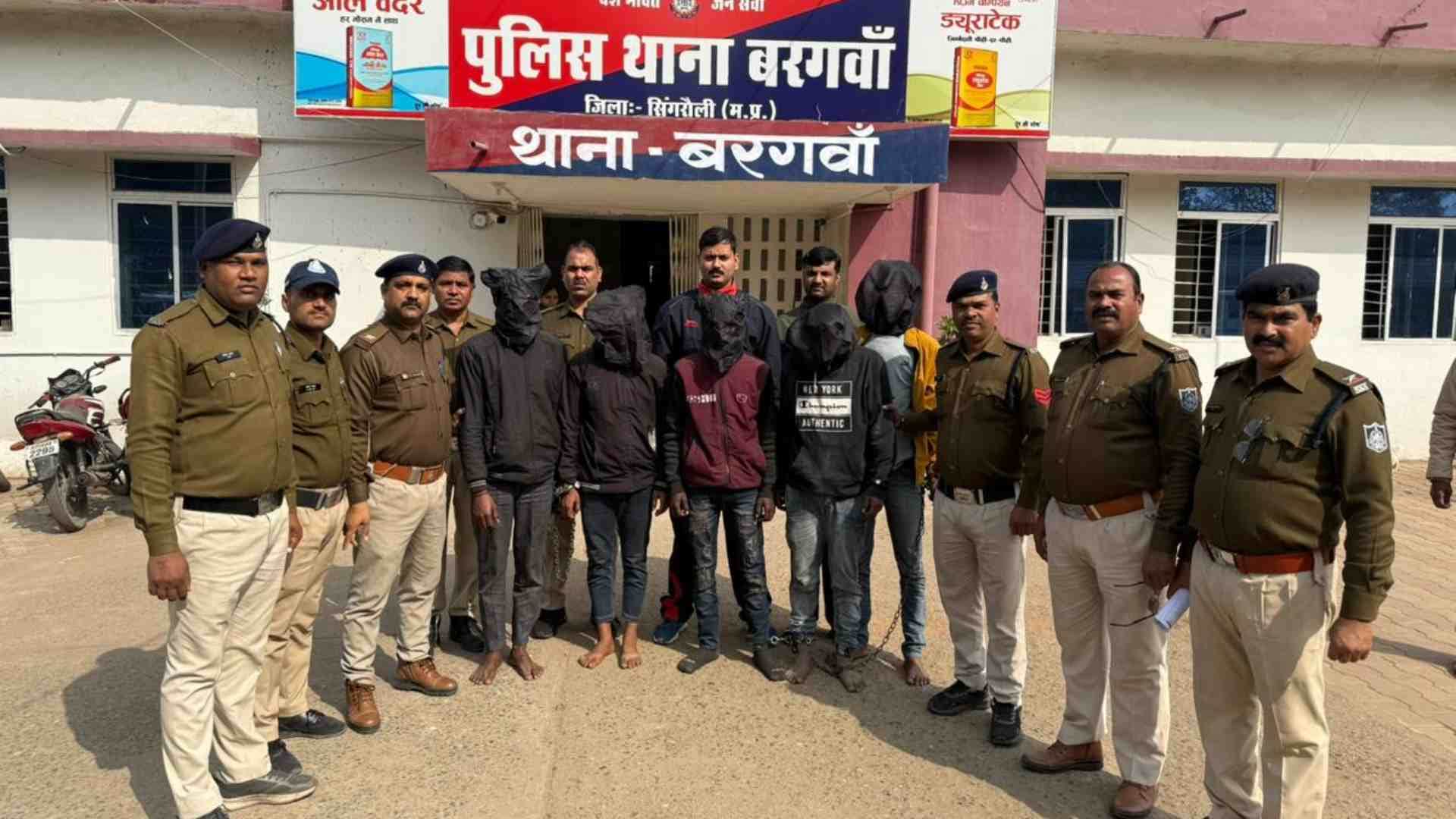 पुलिस की गिरफ्त में आरोपी।