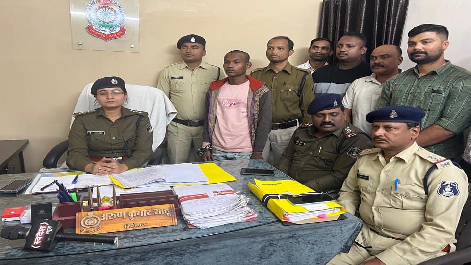 पुलिस की गिरफ्त में आरोपी
