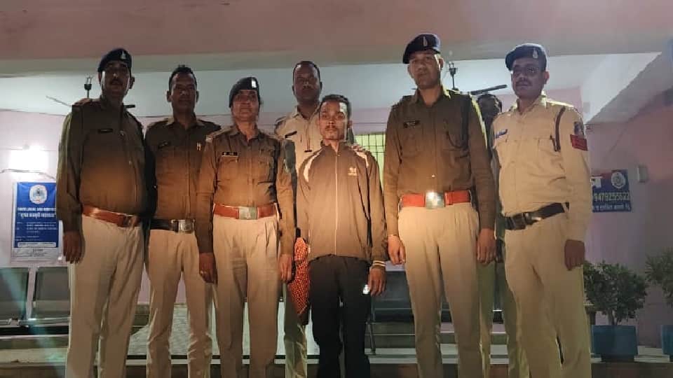 पुलिस की गिरफ्त में आरोपी