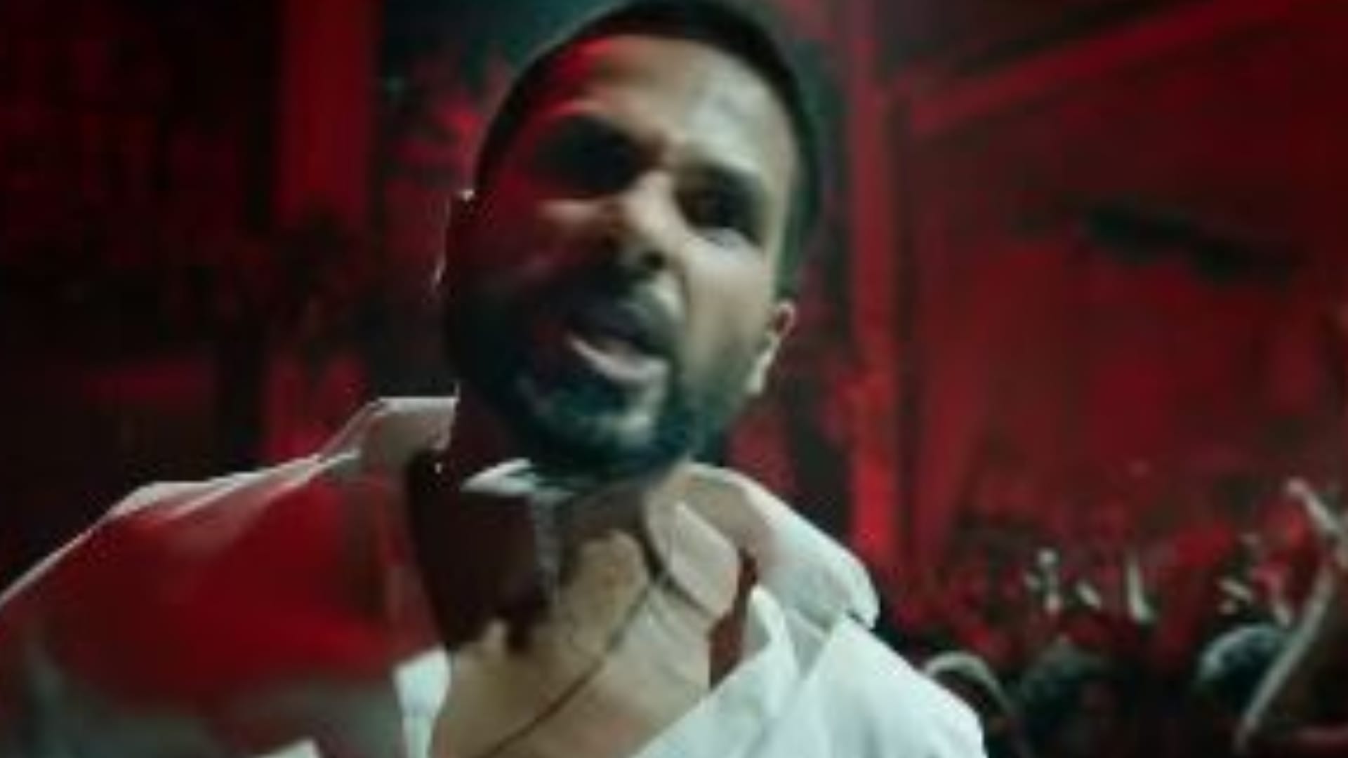 Deva star Shahid Kapoor brings smile on female fan face with his kind gesture netizens show love kabir singh