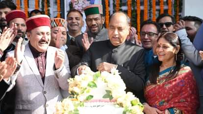 पूर्व मुख्यमंत्री एवं नेता प्रतिपक्ष जयराम ठाकुर केक काटते हुए।