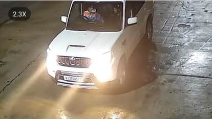 Sikar News: Thieves came in a luxury car committed theft in Balaji temple, the incident was recorded in CCTV