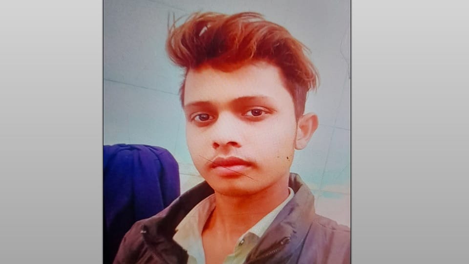 Meerut: A young man's neck was cut with a Chinese manjha, when he fell from the bike he was left hanging