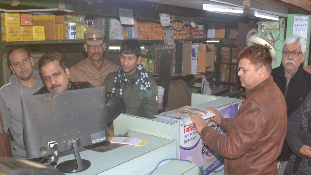 Kanpur: 27 lakhs stolen from a grocery shop, three miscreants caught on CCTV