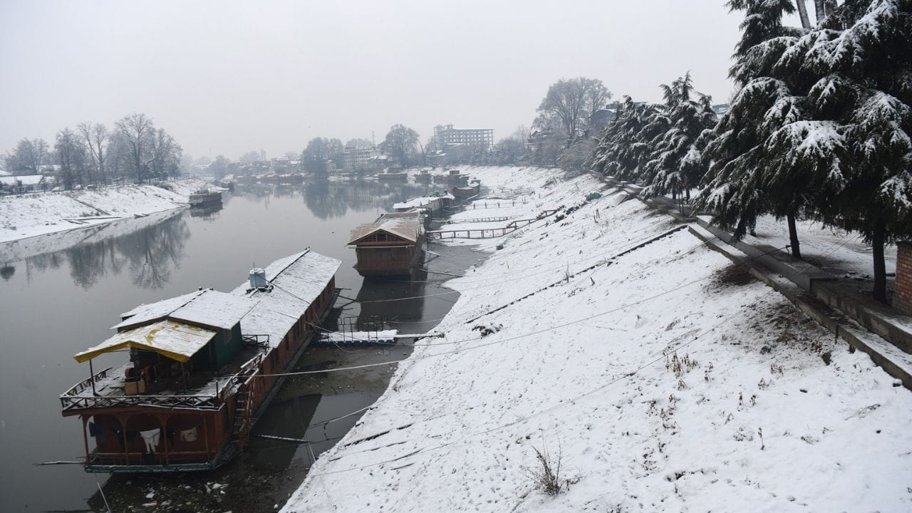 Srinagar Snowfall: Fresh snowfall made winter even more special, beautiful views of Kashmir decorated in white