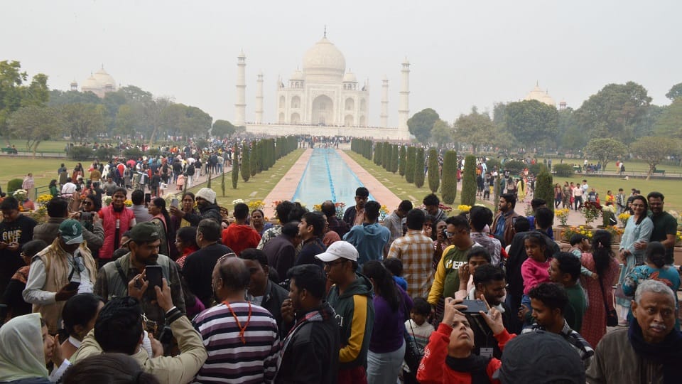 Taj Mahal 30 thousand tourists arrived to see Taj