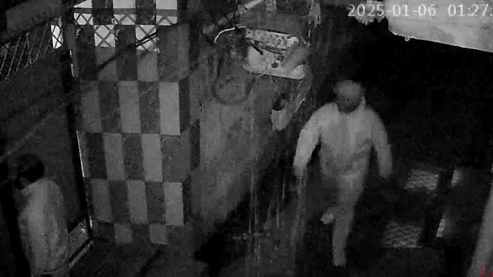 Roorkee News Three miscreants said we are policemen open the door Family Shout and they teturn