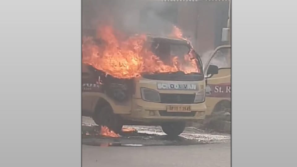 Shamli: School van became a ball of fire on the highway, driver saved his life by jumping, watch video