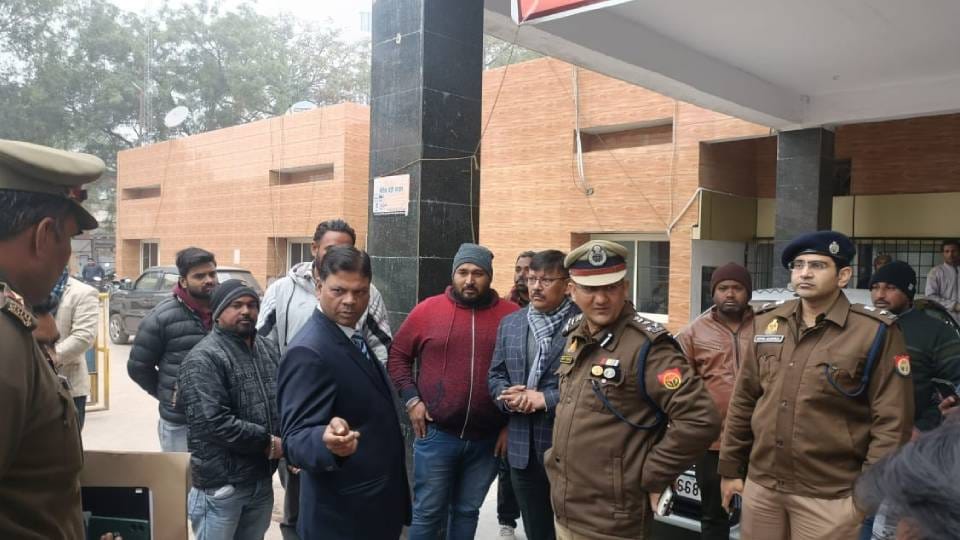 DM raided RTO office along with police team In Lucknow brokers escaped by jumping over wall orders to file FIR