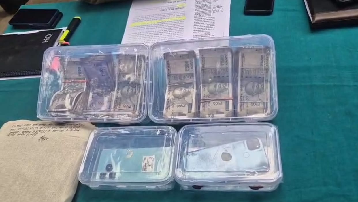 Police exposed the loot with a businessman in Ayodhya.