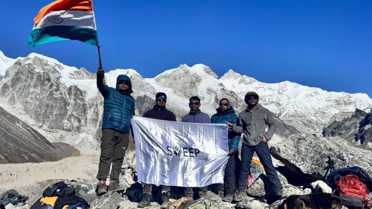 Bihar News Buxar Sweep Youth Icon Abhiram climbed Himalayan peak Goichla Point Two