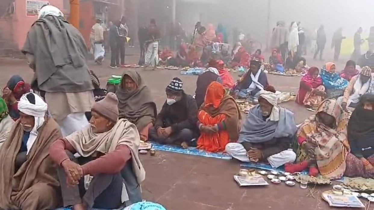 Bihar News Pilgrims are performing Pind Daan amidst severe cold and dense fog in Gaya