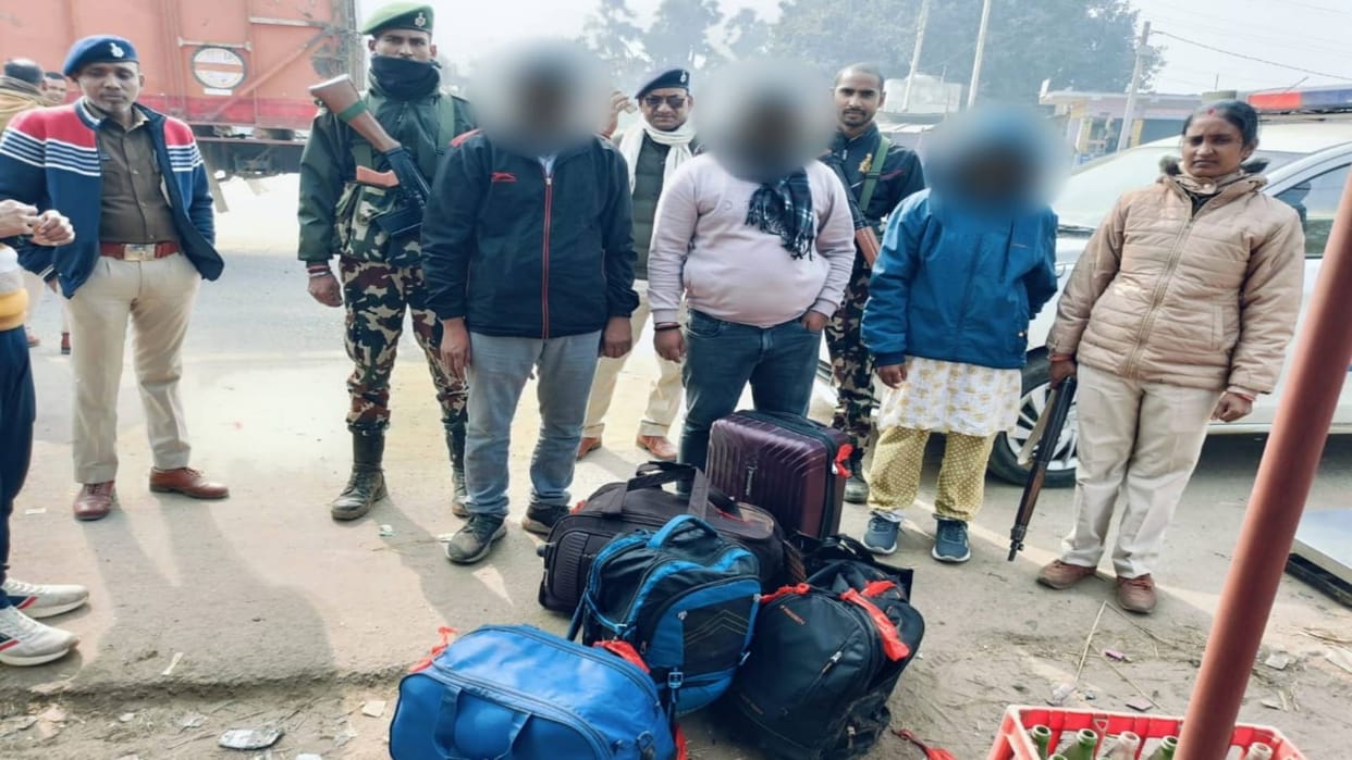Bihar News Aurangabad police arrested three ganja smugglers recovered 31.62 kg woman involved in smuggling