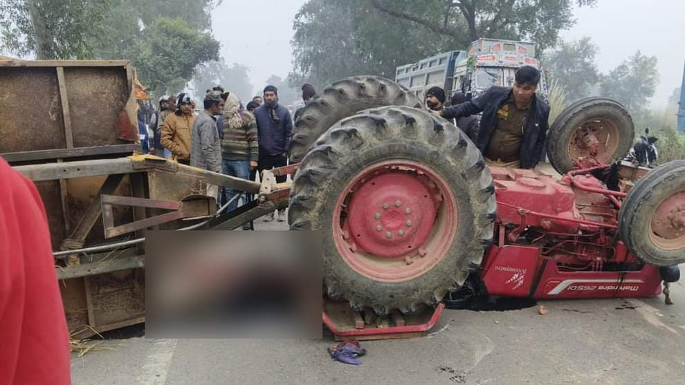 Chitrakoot: Tractor-trolley loaded with iron rods overturned on highway, driver died