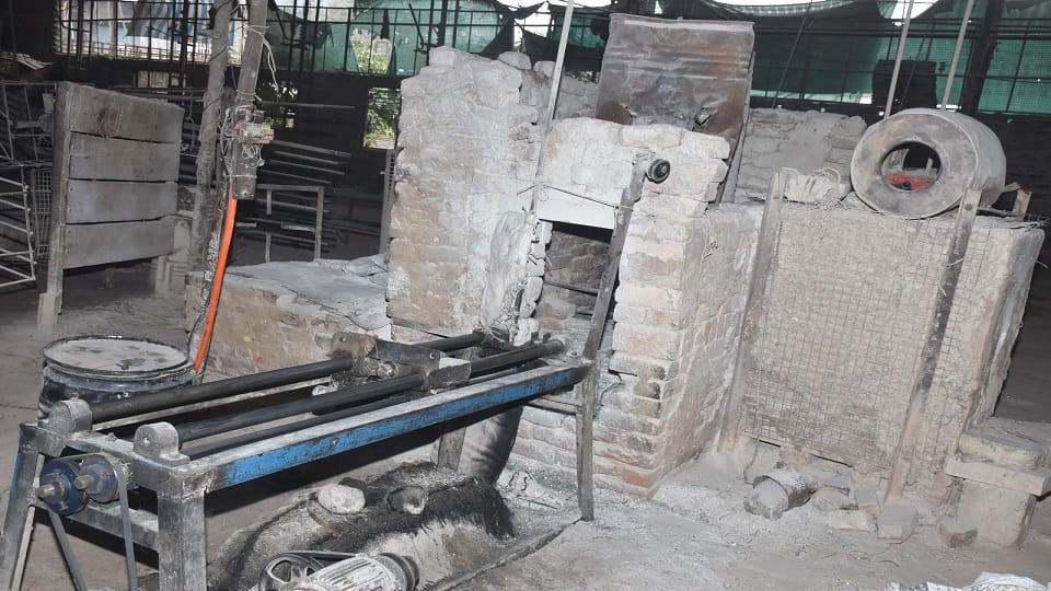 Loss of three crores in a few hours due to stop work in bangle industry in firozabad
