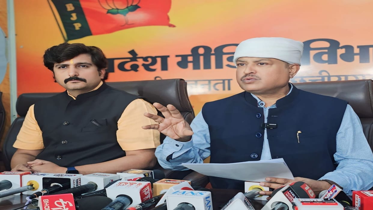 Congress boycotted journalist Mukesh chandrakar, CG BJP Blame
