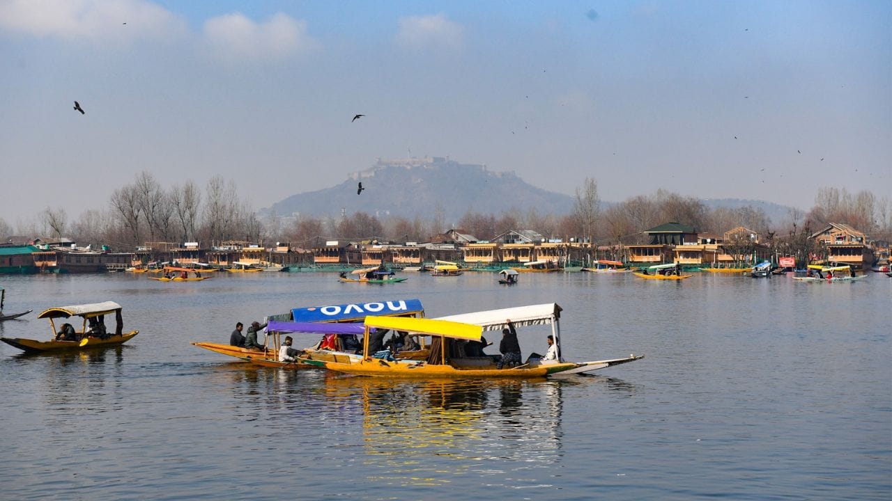 Srinagar Shikara: Tourists lost in Shikara ride, beauty of Kashmir spread in the sun on Dal Lake, see pictures