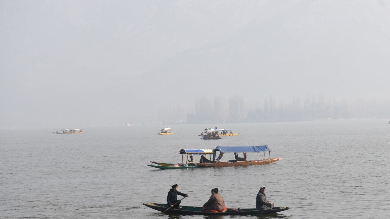 Srinagar Shikara: Tourists lost in Shikara ride, beauty of Kashmir spread in the sun on Dal Lake, see pictures