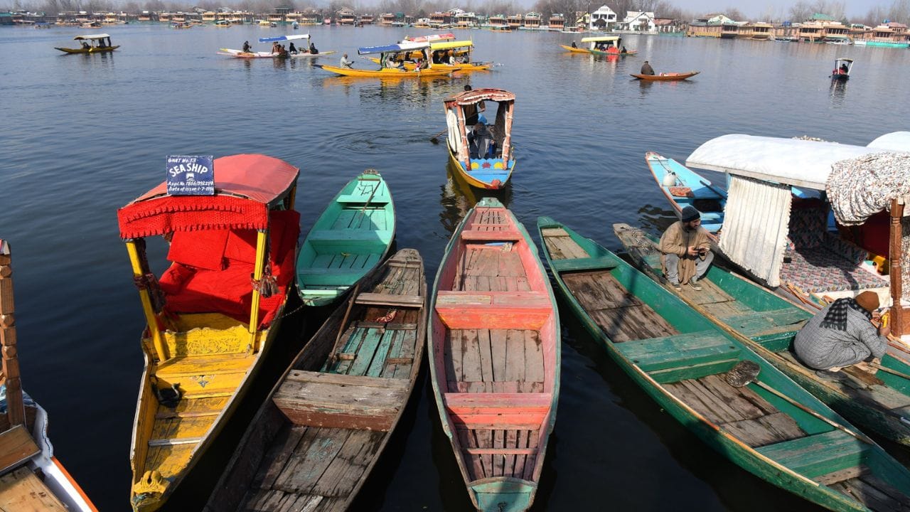 Srinagar Shikara: Tourists lost in Shikara ride, beauty of Kashmir spread in the sun on Dal Lake, see pictures