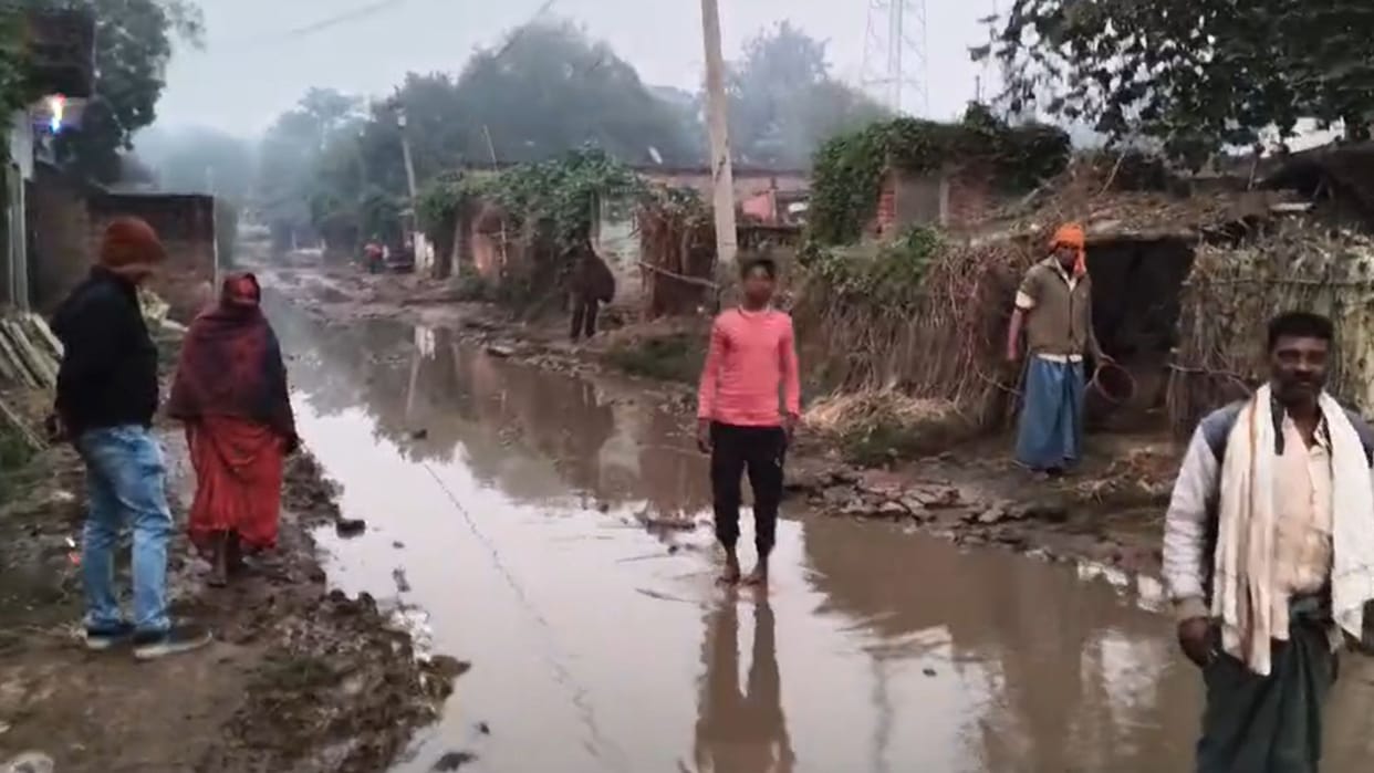 Chaos in Chandauli 20 thousand people forced to travel through mud and dirty water for six months