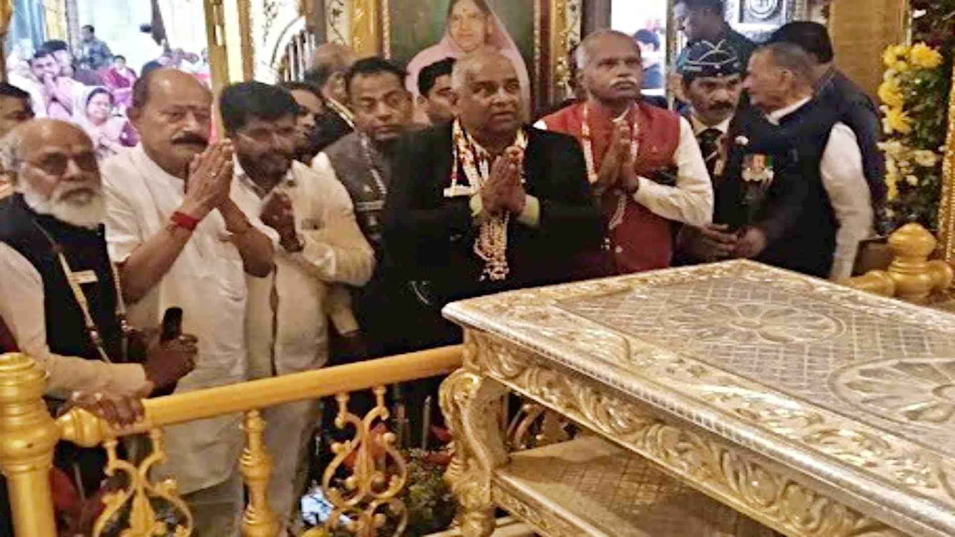 गुरुसप्तमी महामहोत्सव में दर्शन करते श्रद्धालु।