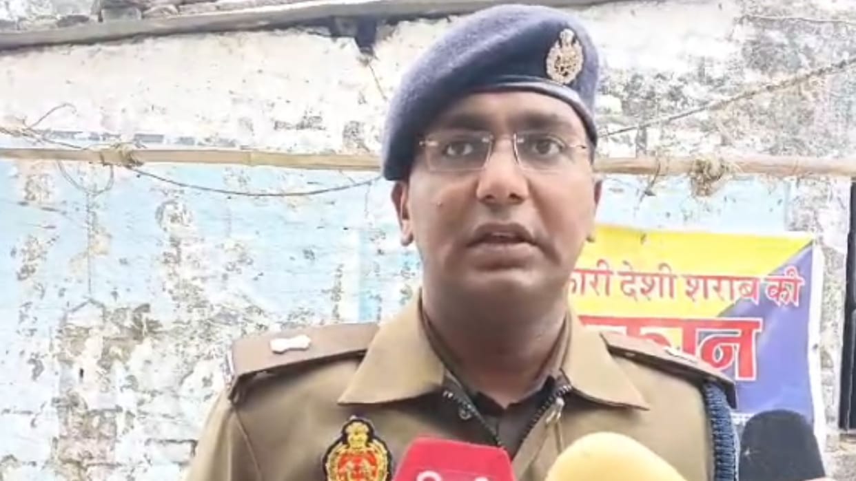 Robbery at liquor shop and miscreants beat up salesman in Azamgarh