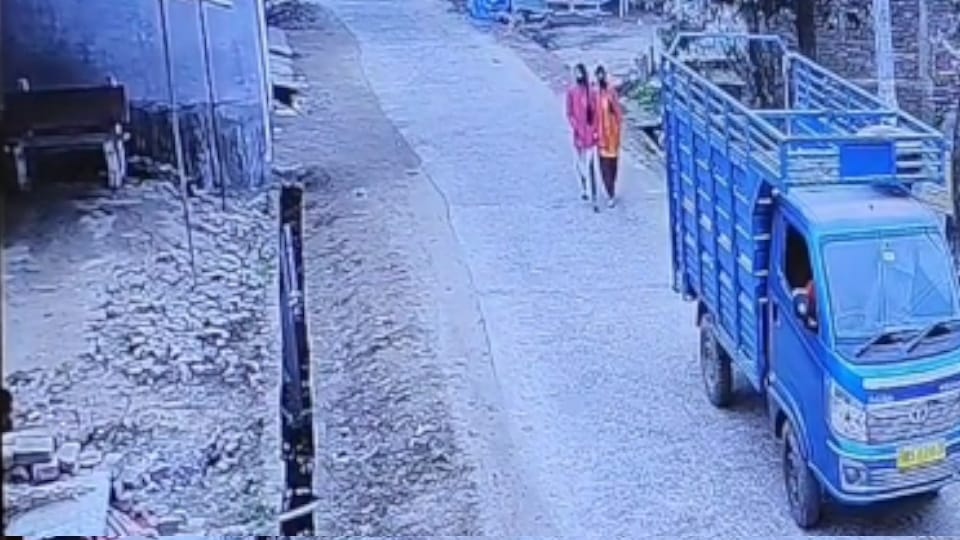 Gorkahpur News Young Woman Murdered in Broad Daylight for Resisting Harassment up News in Hindi