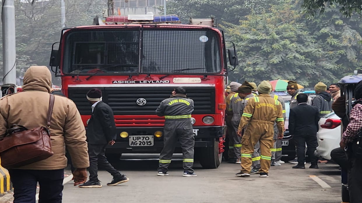 Fire broke out near High Court gate number three, fire brigade team reached immediately, vehicle stuck in jam.