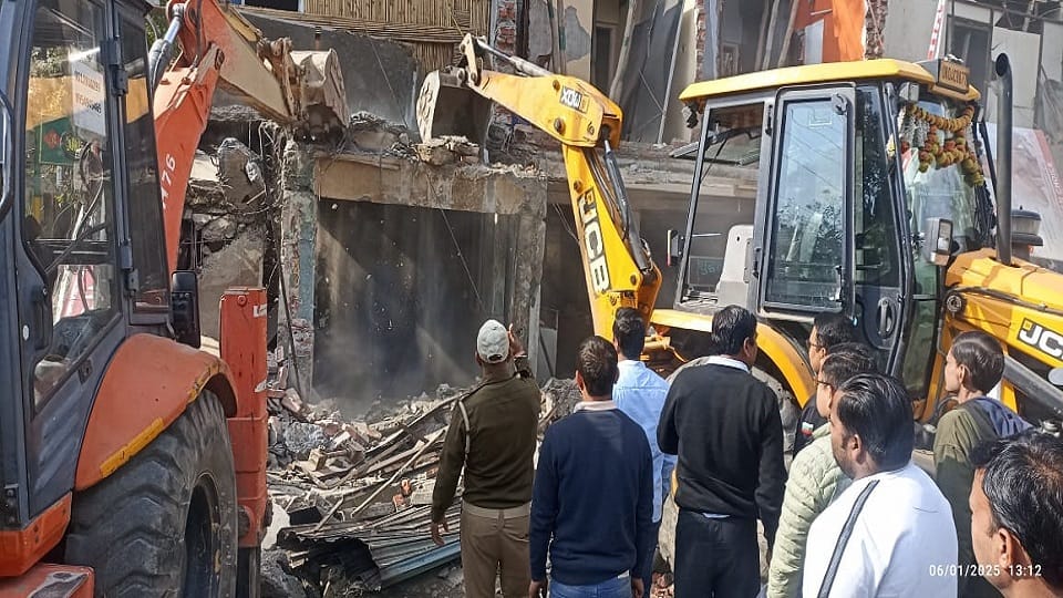 JCB demolished 11 roadside buildings in Haldwani