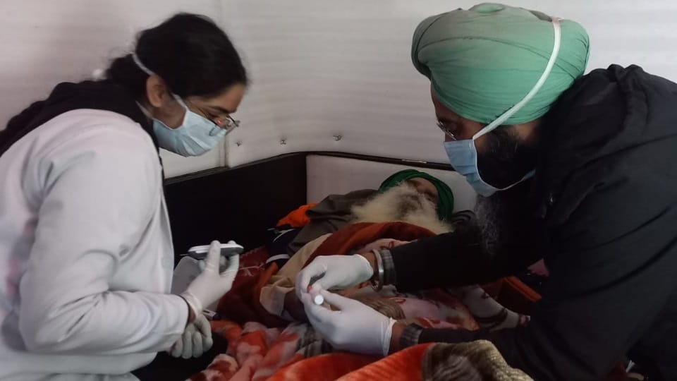 खनाैरी बाॅर्डर पर जगजीत डल्लेवाल का चेकअप करते डाॅक्टर।